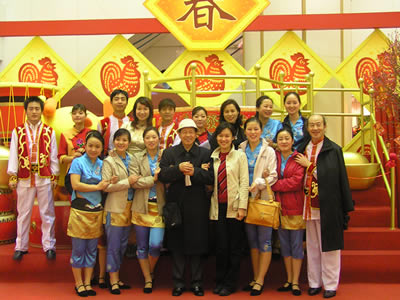 著名打击乐团大师安志顺和团员在香港